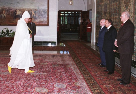 L'ambassadeur du Maroc présentant ses lettres de créance au président Bouteflika en 2006. D. R.